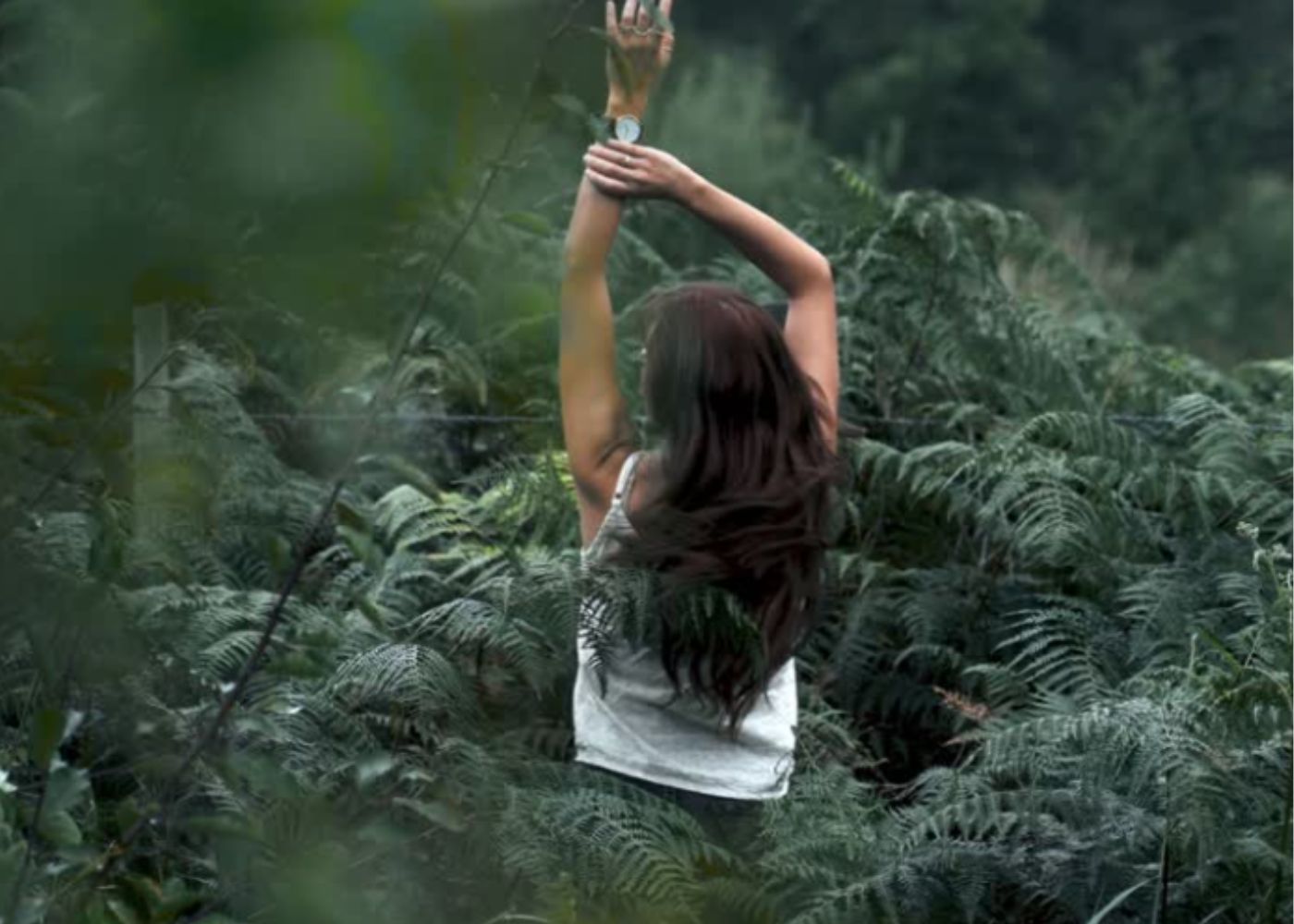 森林の中でリラックスする女性
