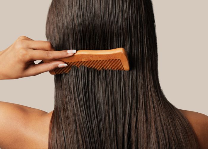 ヘアケアする女性の後ろ姿